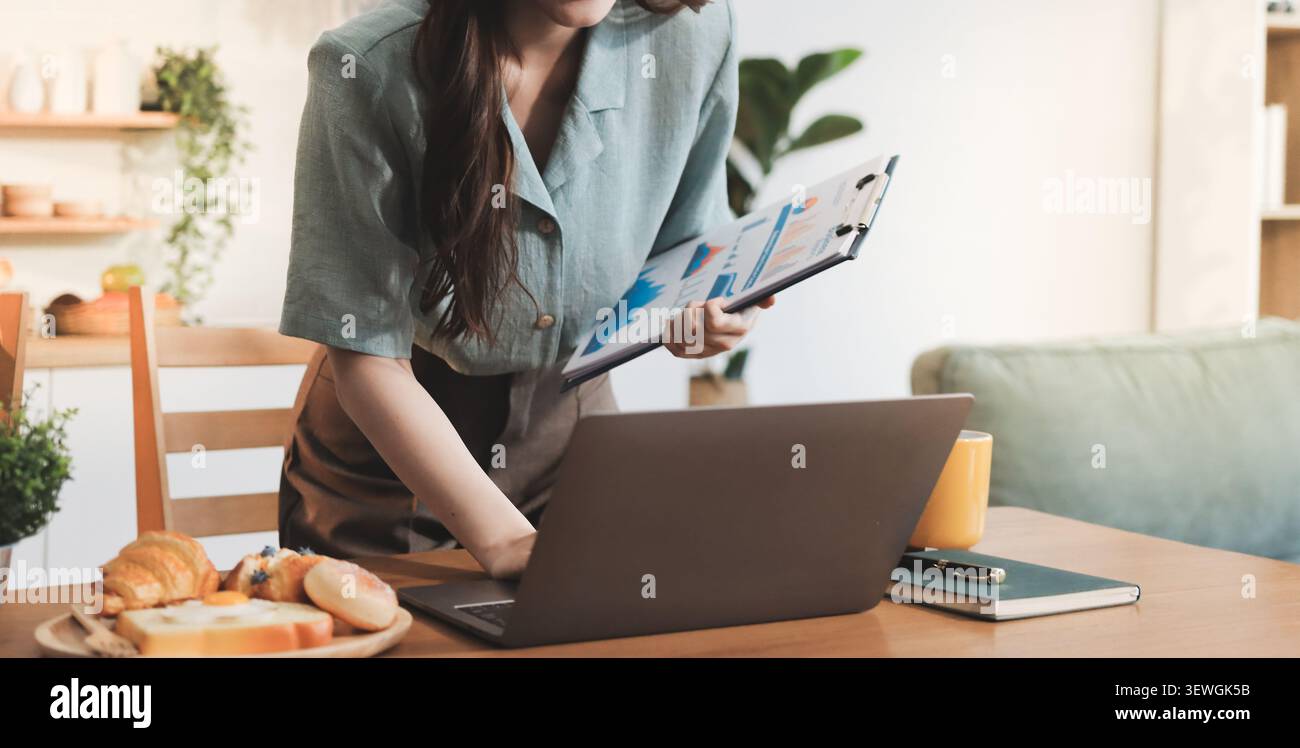 Jeune femme d'affaires asiatique adulte utilisant l'aide d'intelligence artificielle numérique chat d'ordinateur portable ai chatbot analyse rapide travailler les styles de vie modernes Banque D'Images