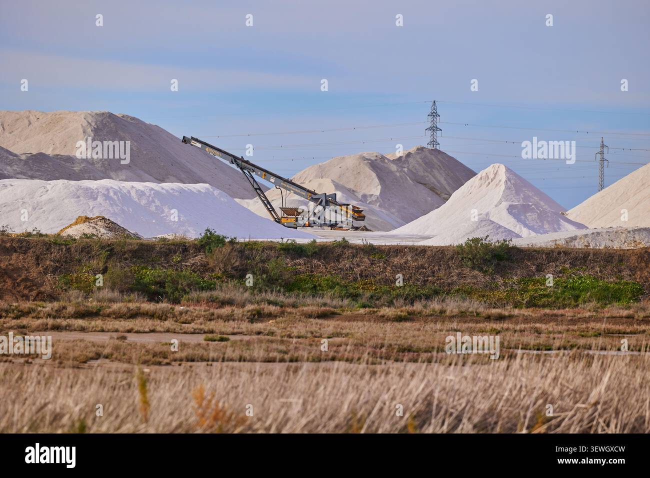 Cadix, Espagne - 06 janvier 2024 : exploitation du sel dans la banlieue de Cadix. Montagnes de sel préparées pour le chargement. Industrie du sel. Banque D'Images