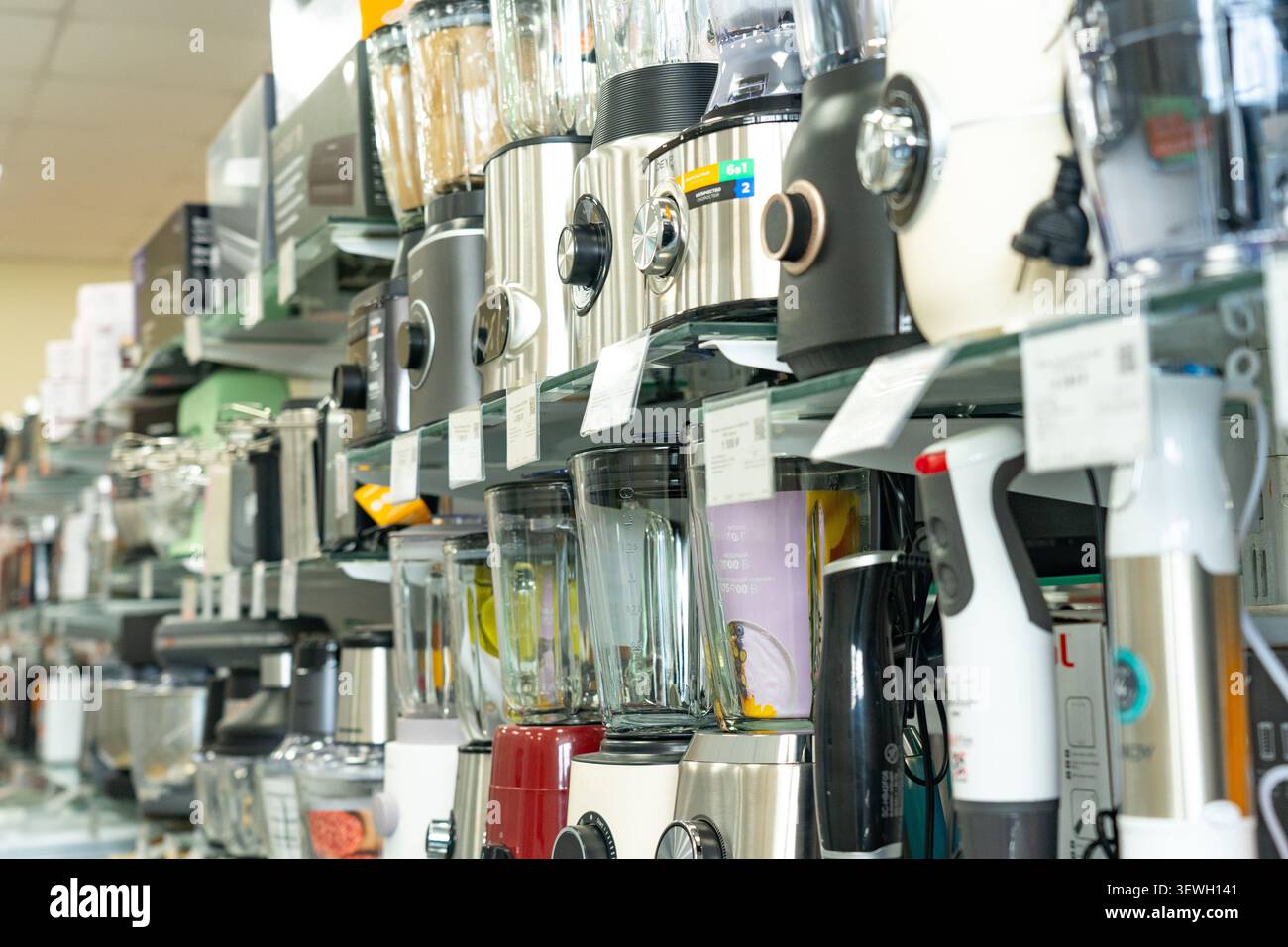 Une gamme de mélangeurs de cuisine modernes et d'appareils exposés dans un environnement de vente au détail pour les amateurs de cuisine et les chefs à domicile Banque D'Images