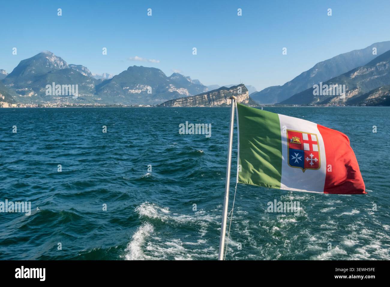 Drapeau italien civil sur un bateau au lac de Garde, Italie Banque D'Images