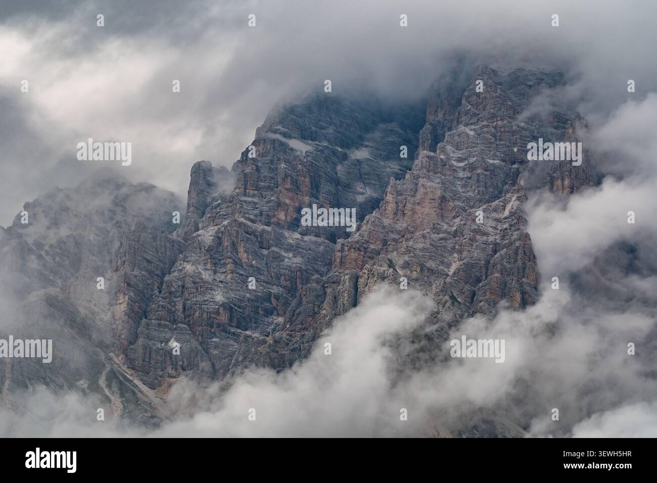 Pics de montagne dentelés couverts de nuages épais, Dolomites, Italie Banque D'Images
