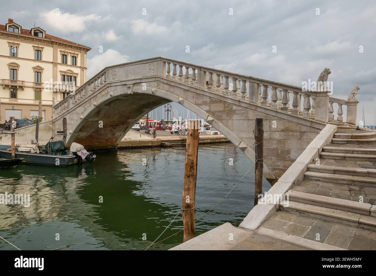 Vue sur le canal de la ville avec le pont de l'Arc historique, Chioggia, Italie Banque D'Images