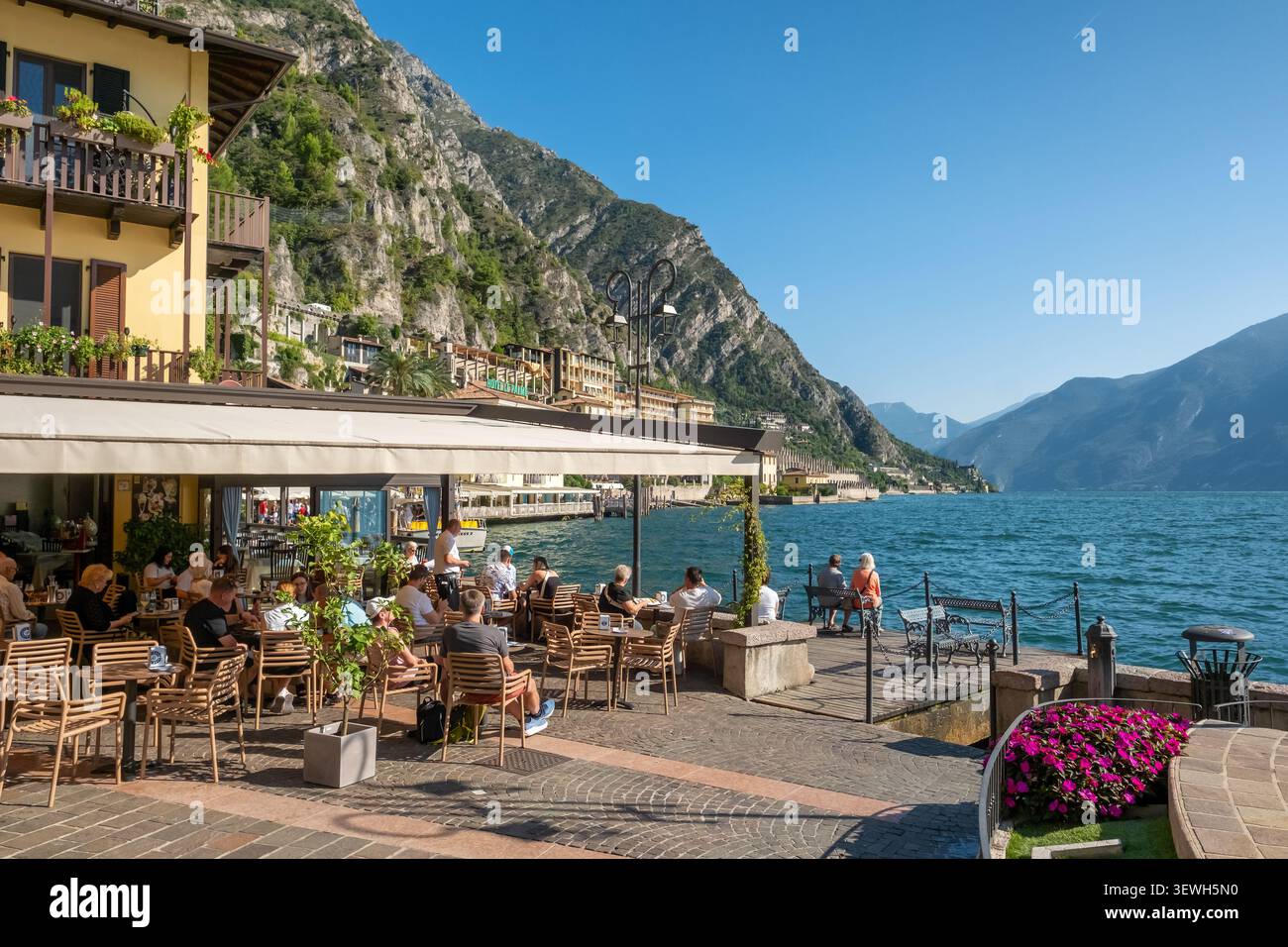 Lakeside Restaurant Terrace, Limone sul Garda, Italie Banque D'Images