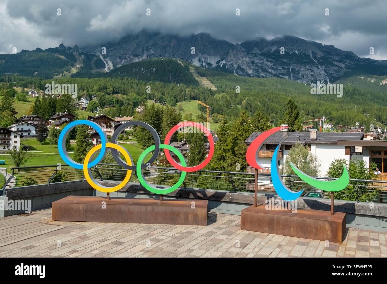 Monument des anneaux Olympiques avec vue sur la montagne, Cortina d'Ampezzo, Italie Banque D'Images