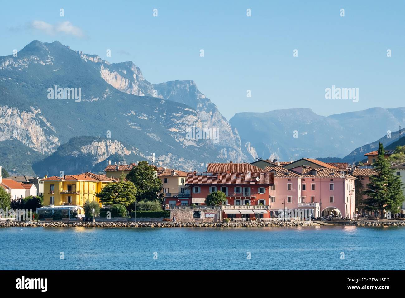 Torbole vue de la ville depuis l'eau, Nago Torbole, Italie Banque D'Images