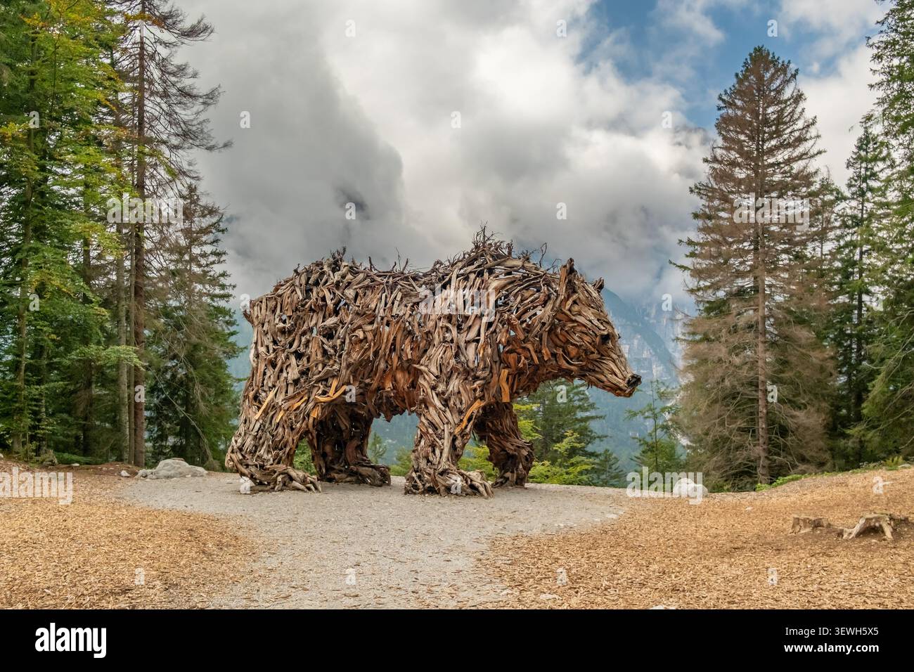Grande sculpture d'ours en bois, Molveno, Italie Banque D'Images