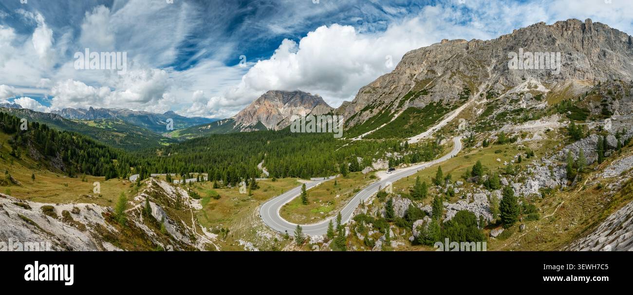 Vue panoramique de la route sinueuse à Passo Gardena dans les Dolomites italiennes Banque D'Images