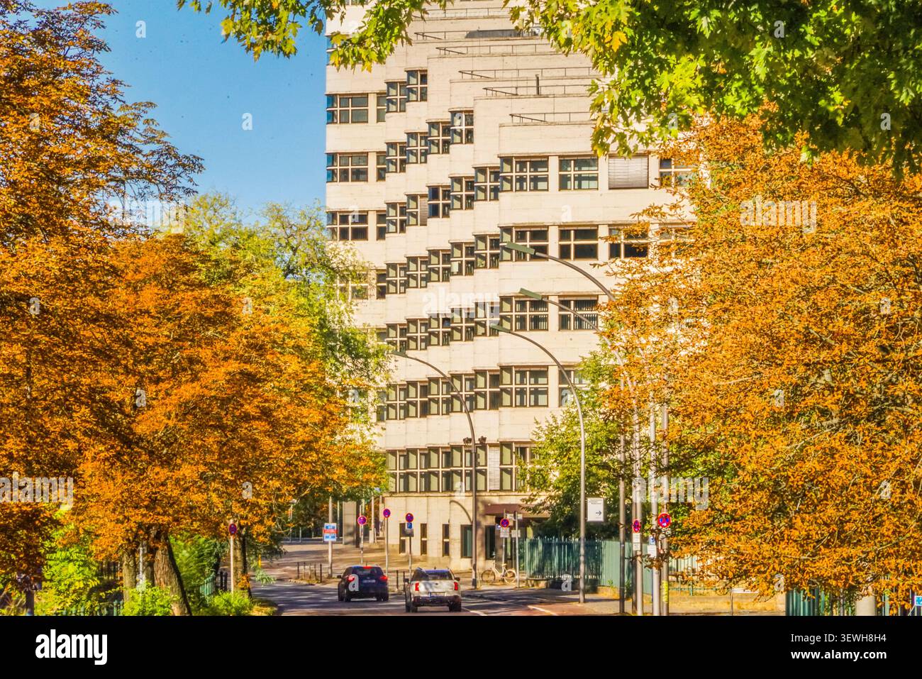 Immeuble de bureaux moderniste Shell-Haus par Emil Fahrenkamp, façade en travertin courbée, Reichpietschufer, Berlin, Allemagne Banque D'Images