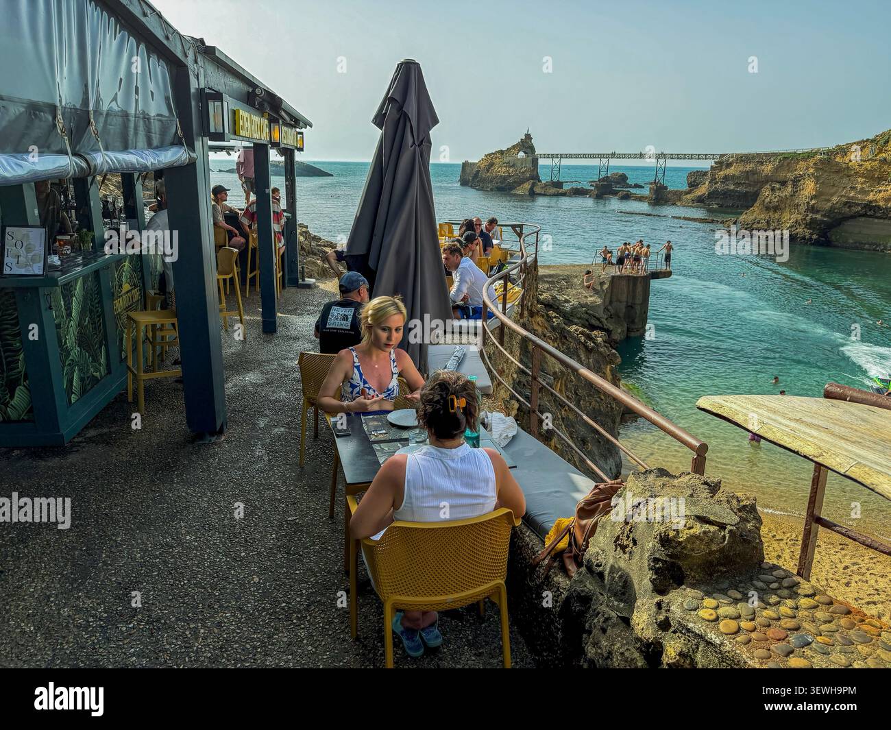 Biarritz, France, vues cafés français, restaurants, personnes partageant des boissons, a l'extérieur, terrasses, côte 'plage du Port Vieux', 'Eden Rock Cafe' Banque D'Images