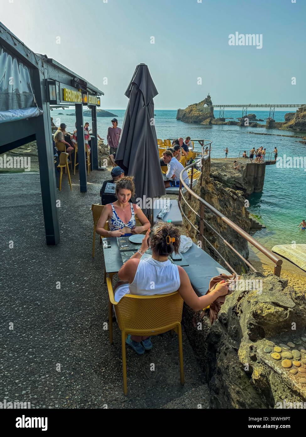 Biarritz, France, vues cafés français, restaurants, personnes partageant des boissons, a l'extérieur, terrasses, côte 'plage du Port Vieux', 'Eden Rock Cafe' Banque D'Images