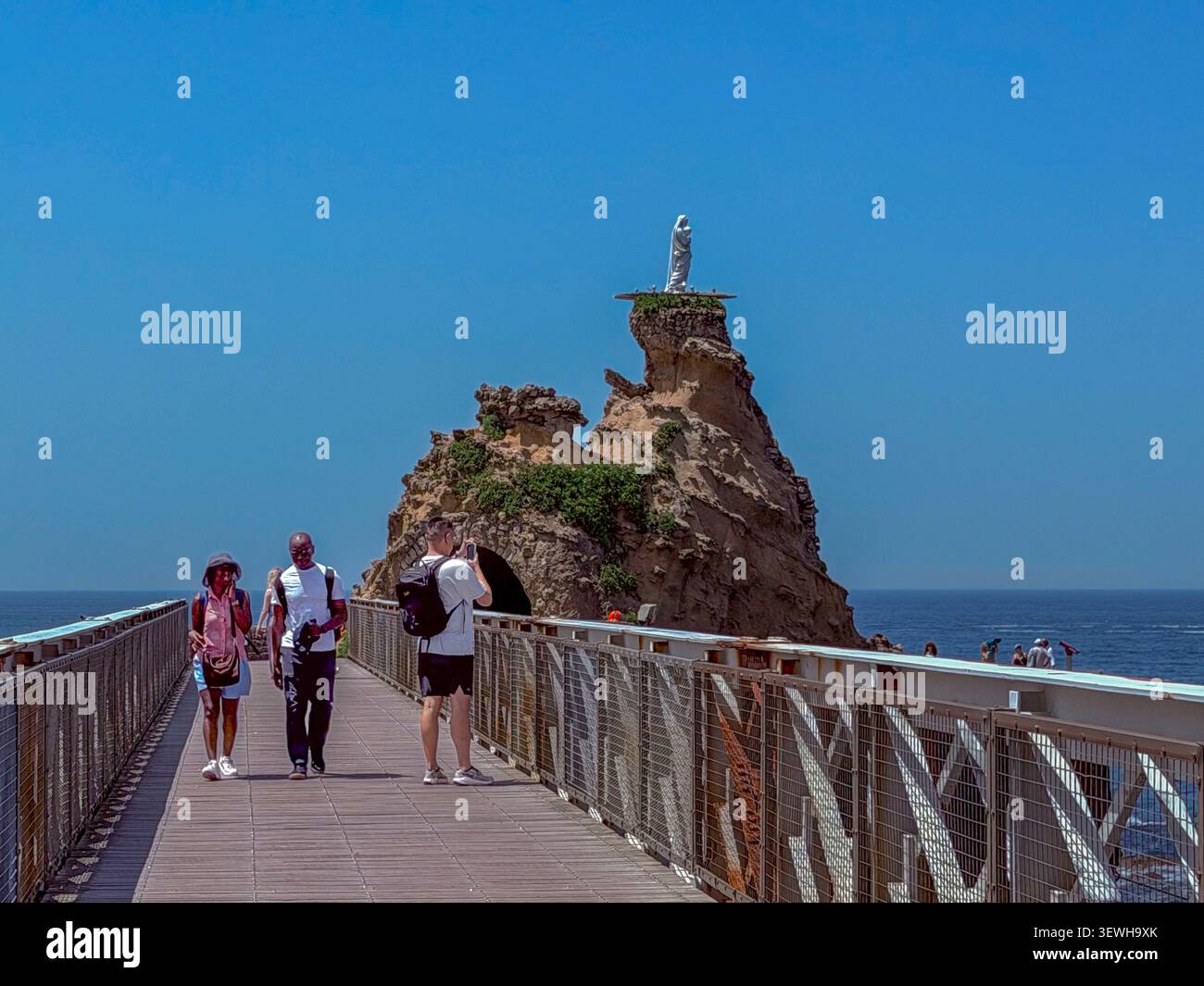 Biarritz, France, touristes de groupe, visite de formation rocheuse sur le littoral, 'Virgin on the Rock » Statue, (Golfe de Gascogne) Banque D'Images