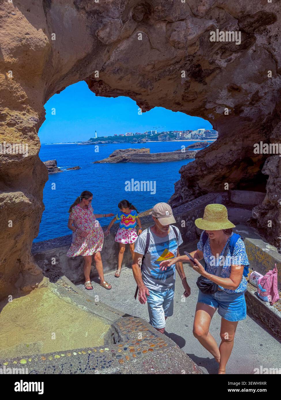 Biarritz, France, personnes en groupe, touristes en famille, visiter la formation rocheuse sur le littoral, vacances d'été (Golfe de Gascogne) vue panoramique Banque D'Images