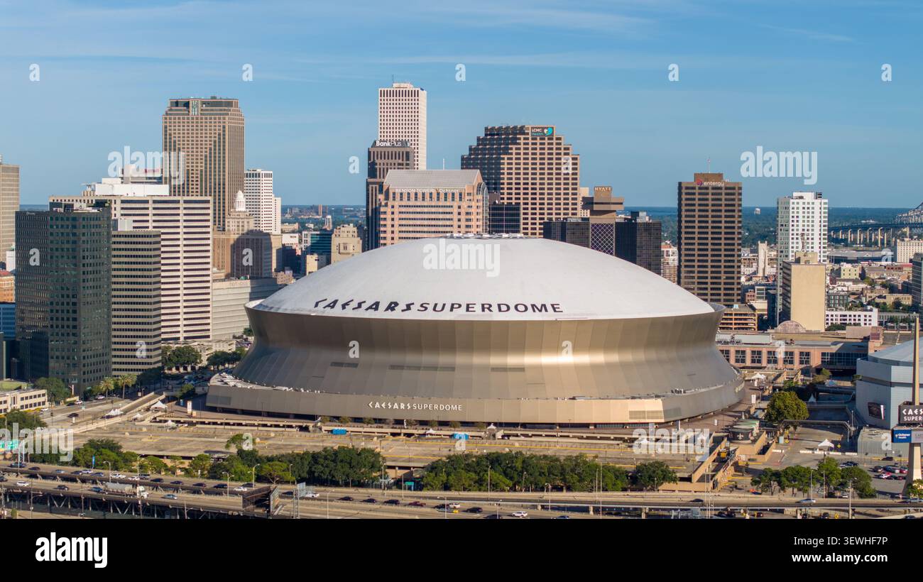 La Nouvelle-Orléans, Louisiane, États-Unis - 23 octobre 2025 : vue aérienne du Caesars Superdome entouré par l'horizon du centre-ville de la Nouvelle-Orléans sous un cl Banque D'Images