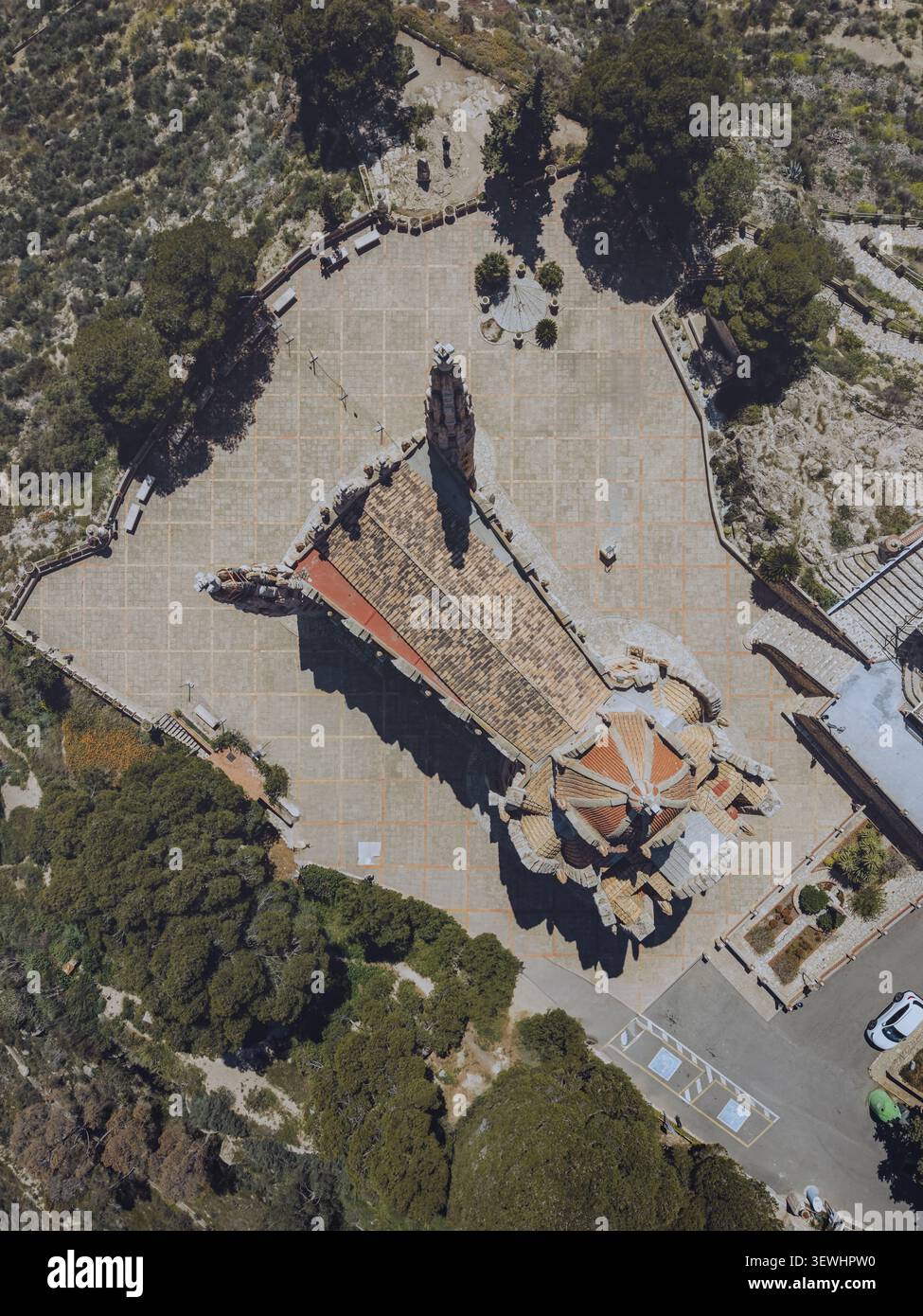 Vue aérienne du Santuario de Santa Maria Magdalena entouré d'une cour pavée et d'arbres luxuriants à Novelda, Comunidad Valenciana, Espagne. Banque D'Images