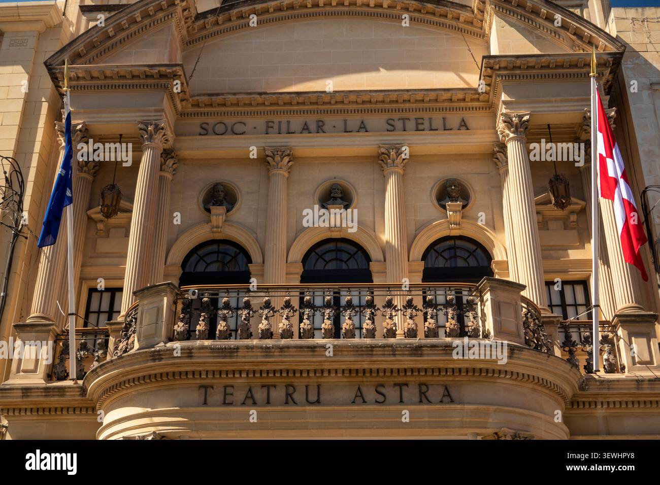 Malte, Gozo, Victoria (Rabat), Republic Street, Astra Theatre balcon au-dessus de l'entrée Banque D'Images