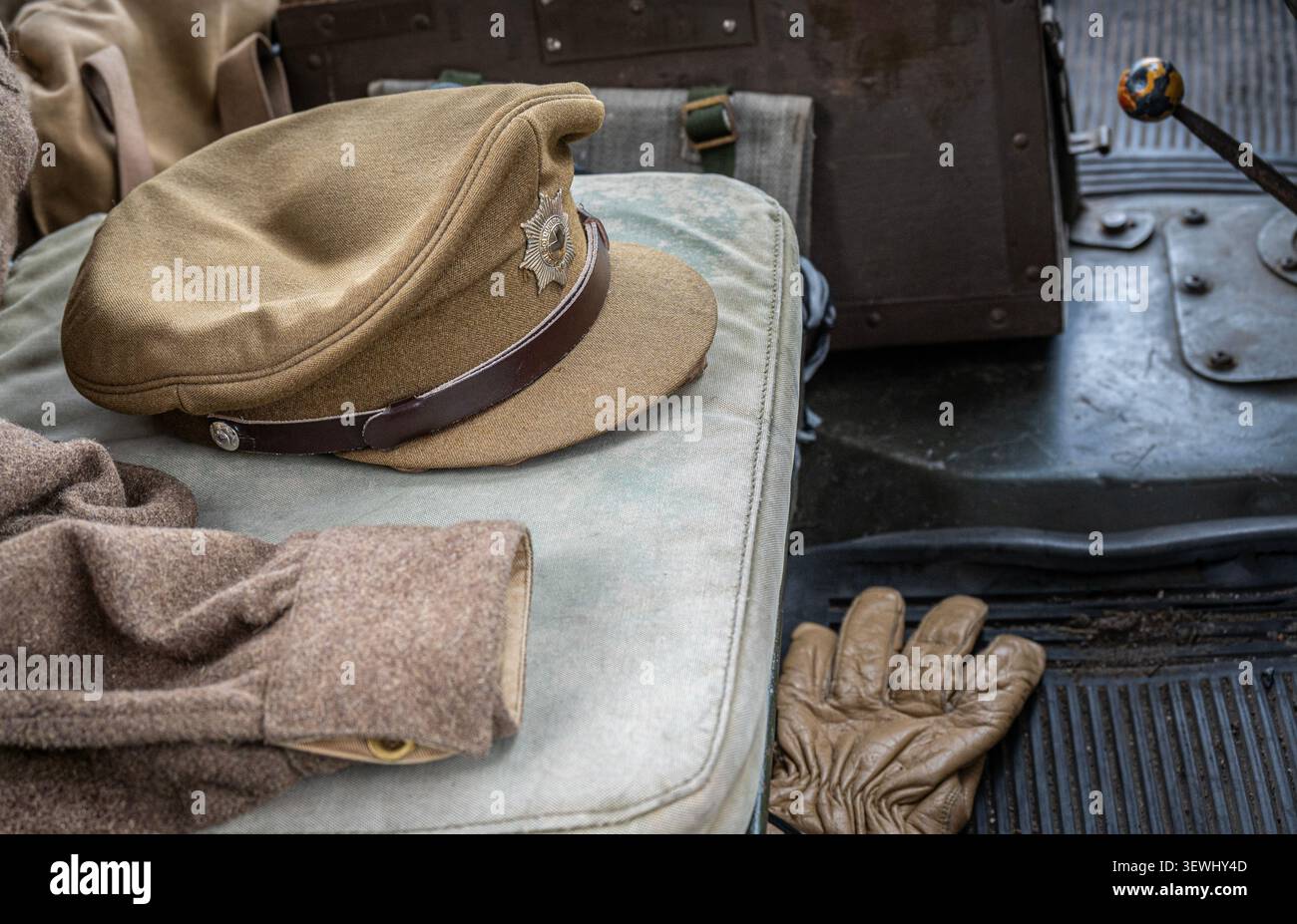 Une configuration de terrain classique de l'armée britannique de la seconde Guerre mondiale, avec une casquette d'officier et des éléments de l'uniforme standard Banque D'Images