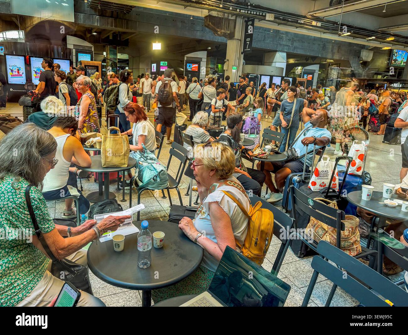 Paris, France, grande foule de gens , voyageurs, attente dans le Hall de la Gare française, Gare du Montparnasse, terrasse du café Starbuck Banque D'Images