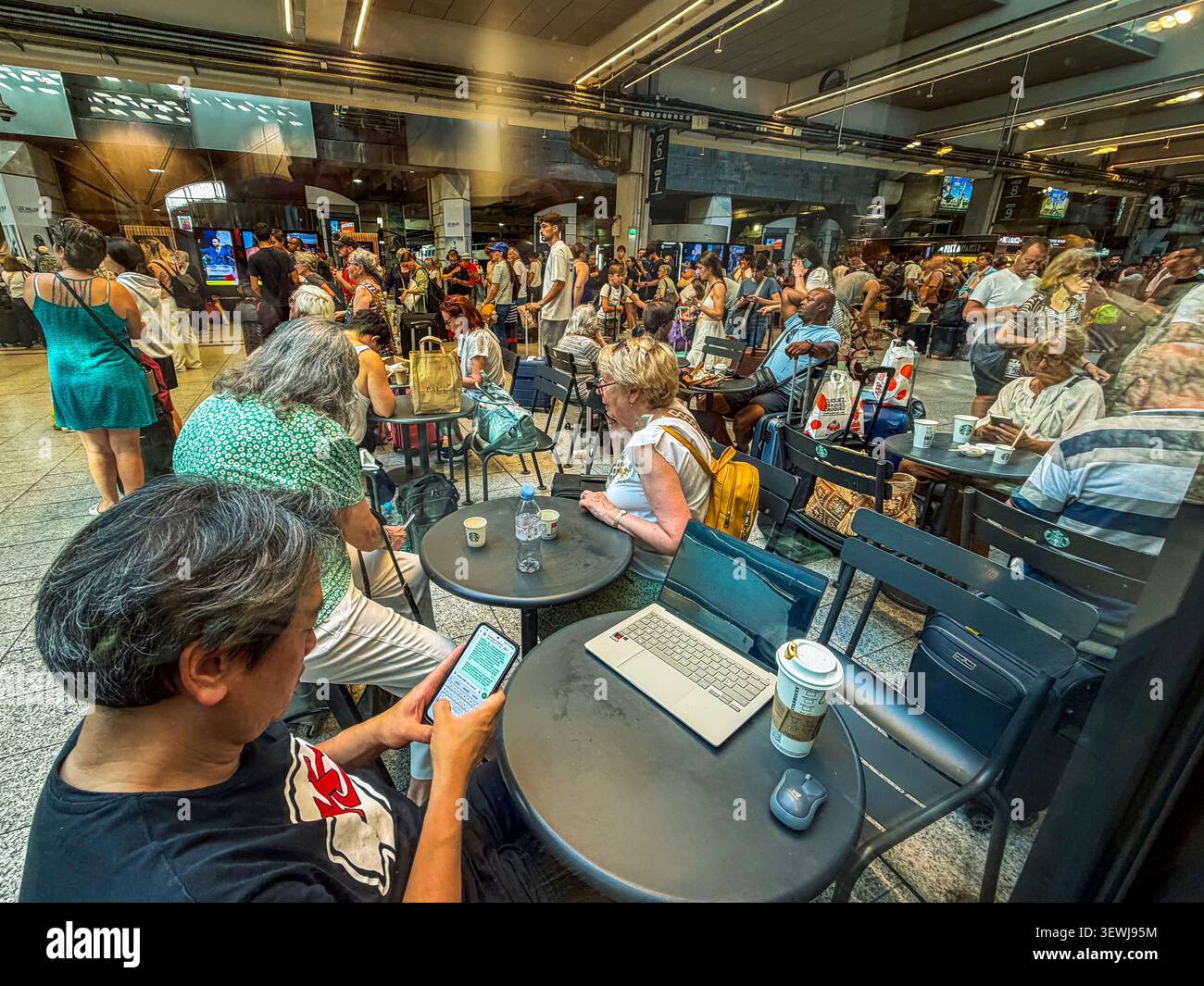 Paris, France, grande foule de gens , voyageurs, attente dans le Hall de la Gare française, Gare du Montparnasse, terrasse du café Starbuck Banque D'Images