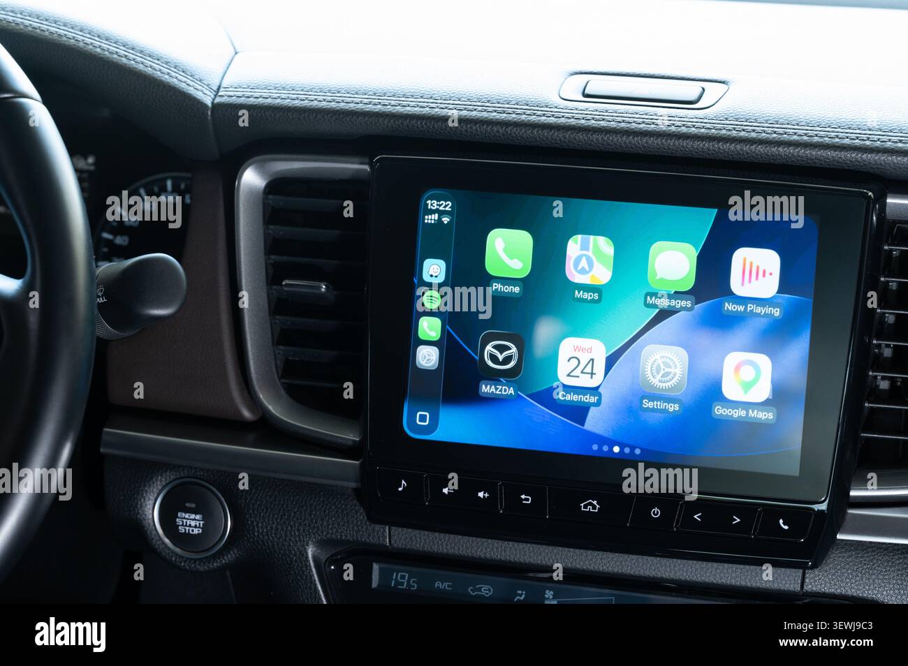 New York, États-Unis - 24 juin 2026 : utilisation d'Apple carplay dans l'écran tactile de voiture gros plan pour afficher l'arrière-plan du tableau de bord du véhicule Banque D'Images
