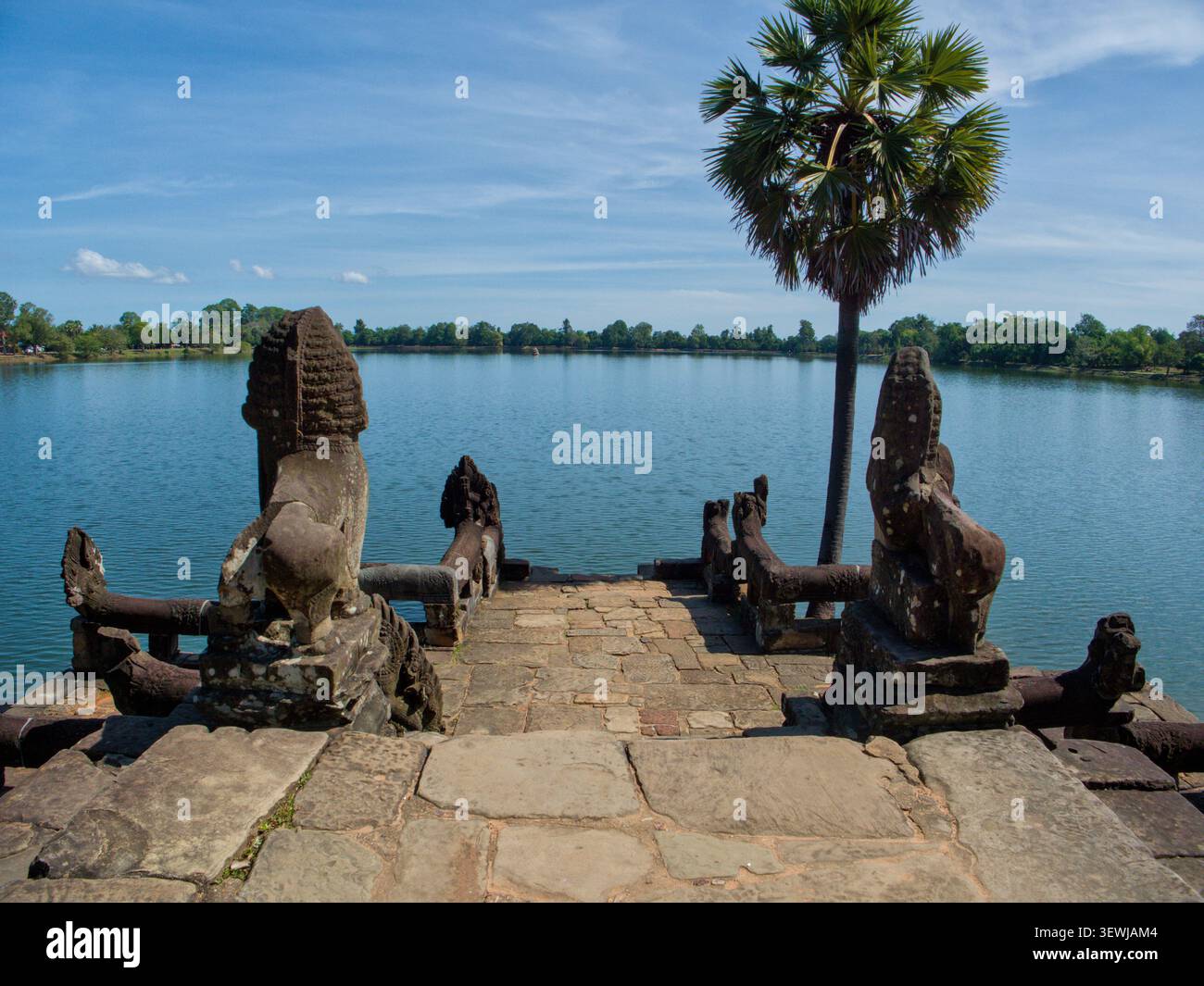 Anciennes statues de lion gardien surplombant le réservoir du réservoir royal de Srah Srang à Siem Reap, Cambodge Banque D'Images