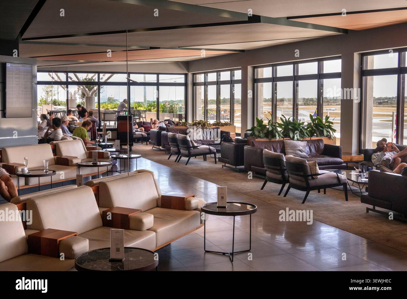 Malte, Luqa, aéroport international, salon Club la Valette, sièges confortables donnant sur le tablier Banque D'Images