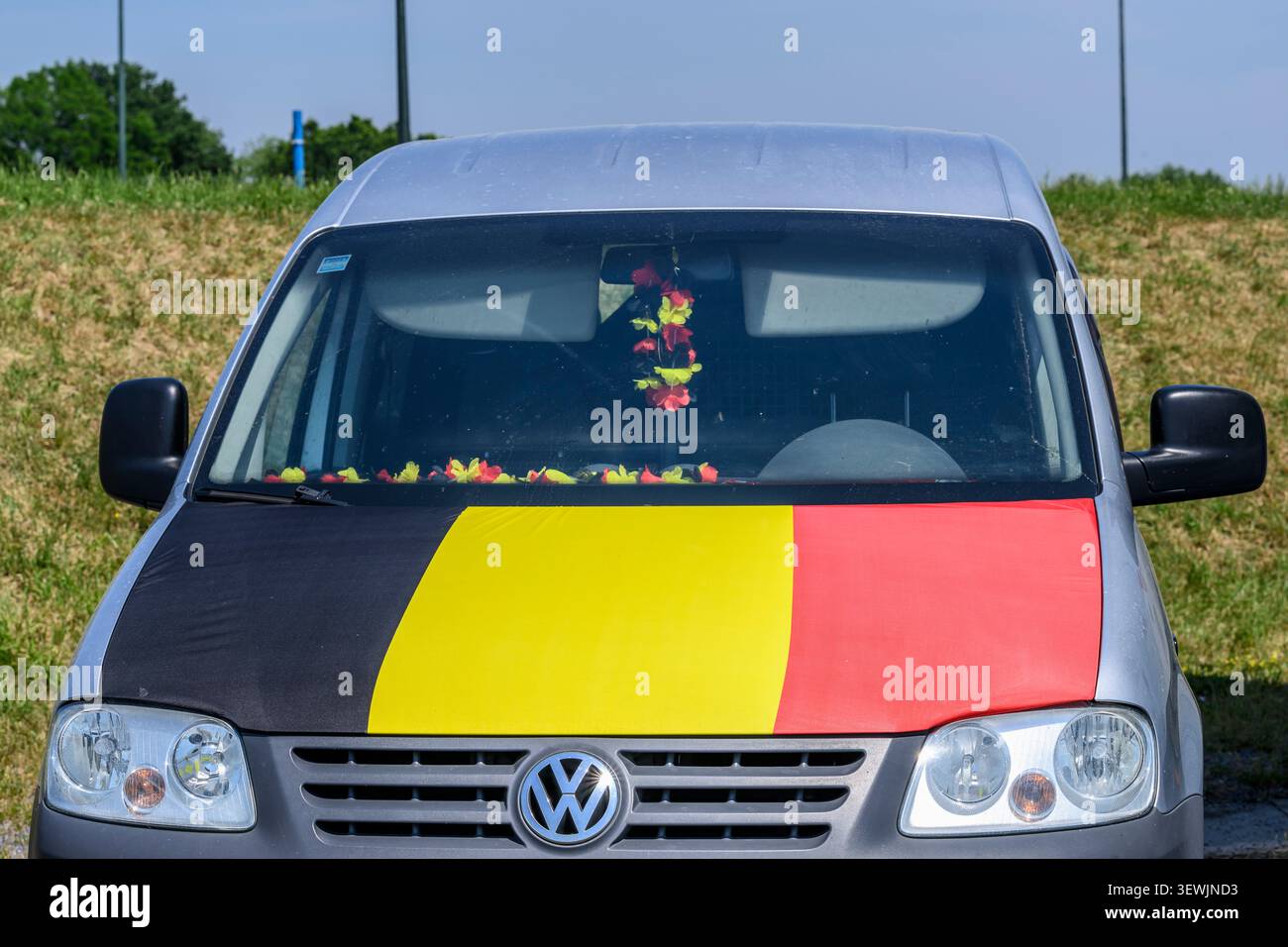 Voiture décorée d'un supporter de l'équipe de football belge les Red Devils | Red Devils supporter car Banque D'Images