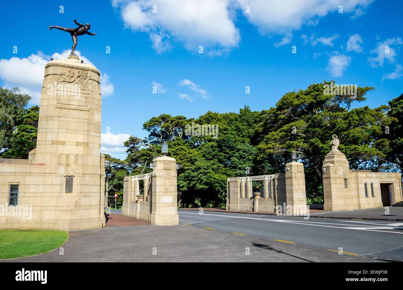 Grandes portes d'entrée en pierre avec sculpture d'athlète en bronze dans le domaine d'Auckland, Auckland, Nouvelle-Zélande, le 1er janvier 2024 Banque D'Images