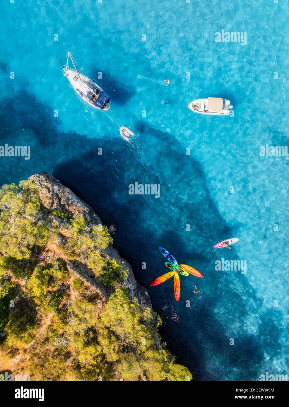 Vue aérienne drone de kayaks colorés dans une mer turquoise claire Banque D'Images