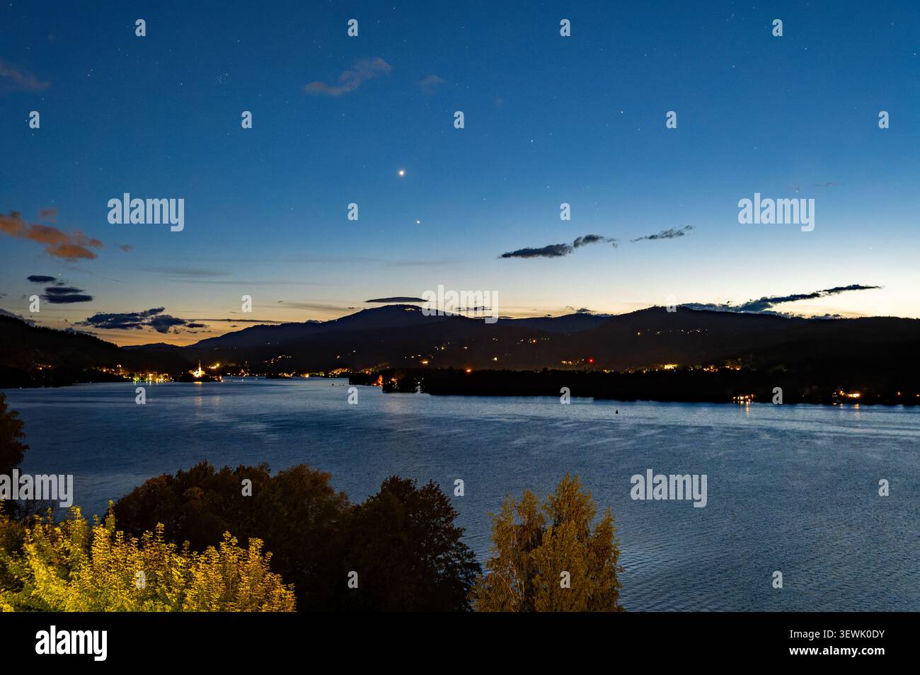 Vue de haut niveau sur le lac Worthersee près de Klagenfurt, Autriche dans le crépuscule profond de l'été soir. Banque D'Images