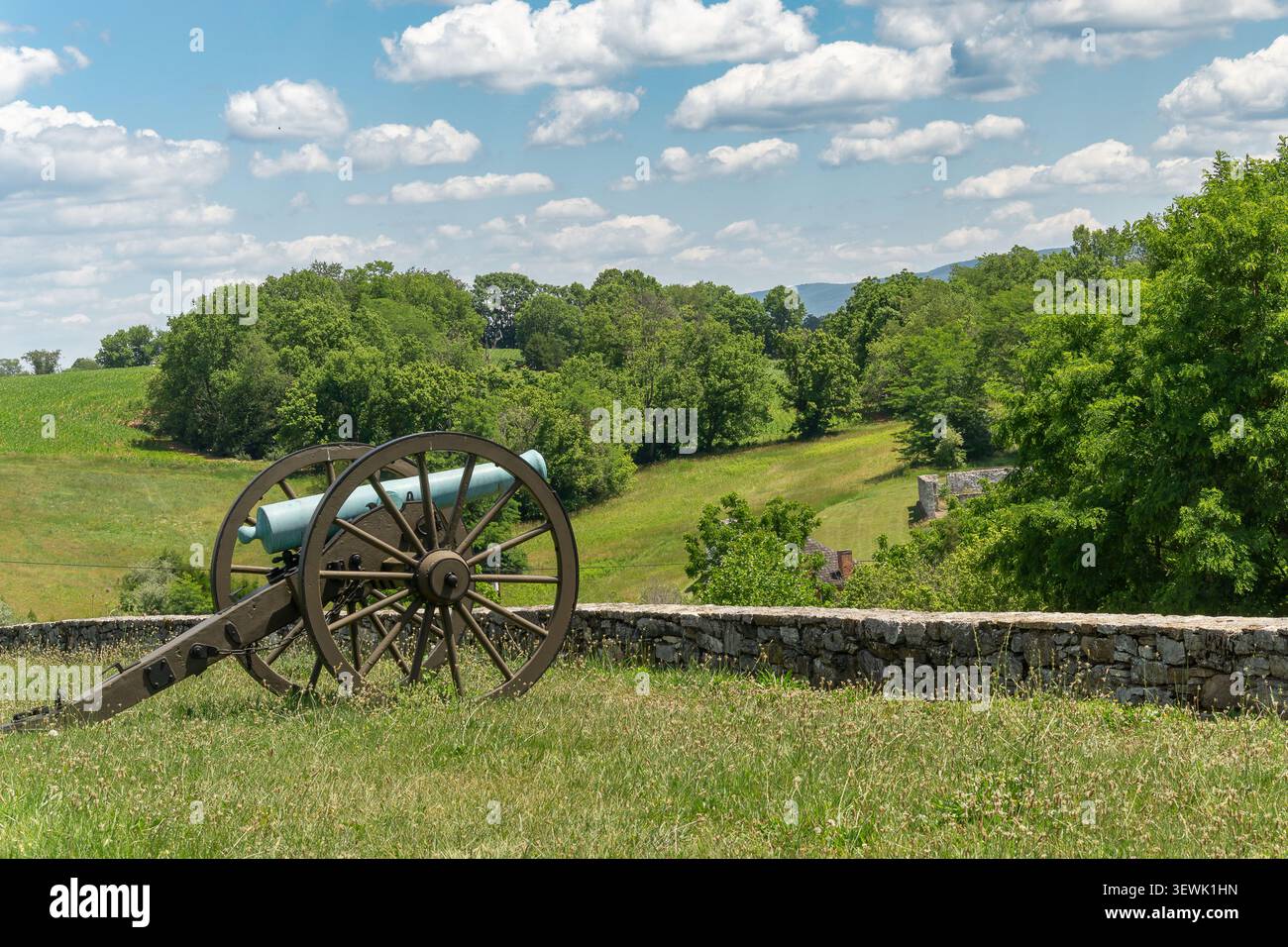 Canon de la guerre civile surplombant le champ de bataille au champ de bataille national d'Antietam près de Sharpsburg, Maryland, États-Unis. Banque D'Images