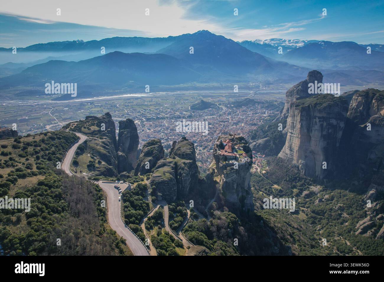 Une vue aérienne capture le paysage spectaculaire des Météores, en Grèce, avec le monastère Saint de la Sainte Trinité perché au sommet d'une forma rocheuse imposante Banque D'Images