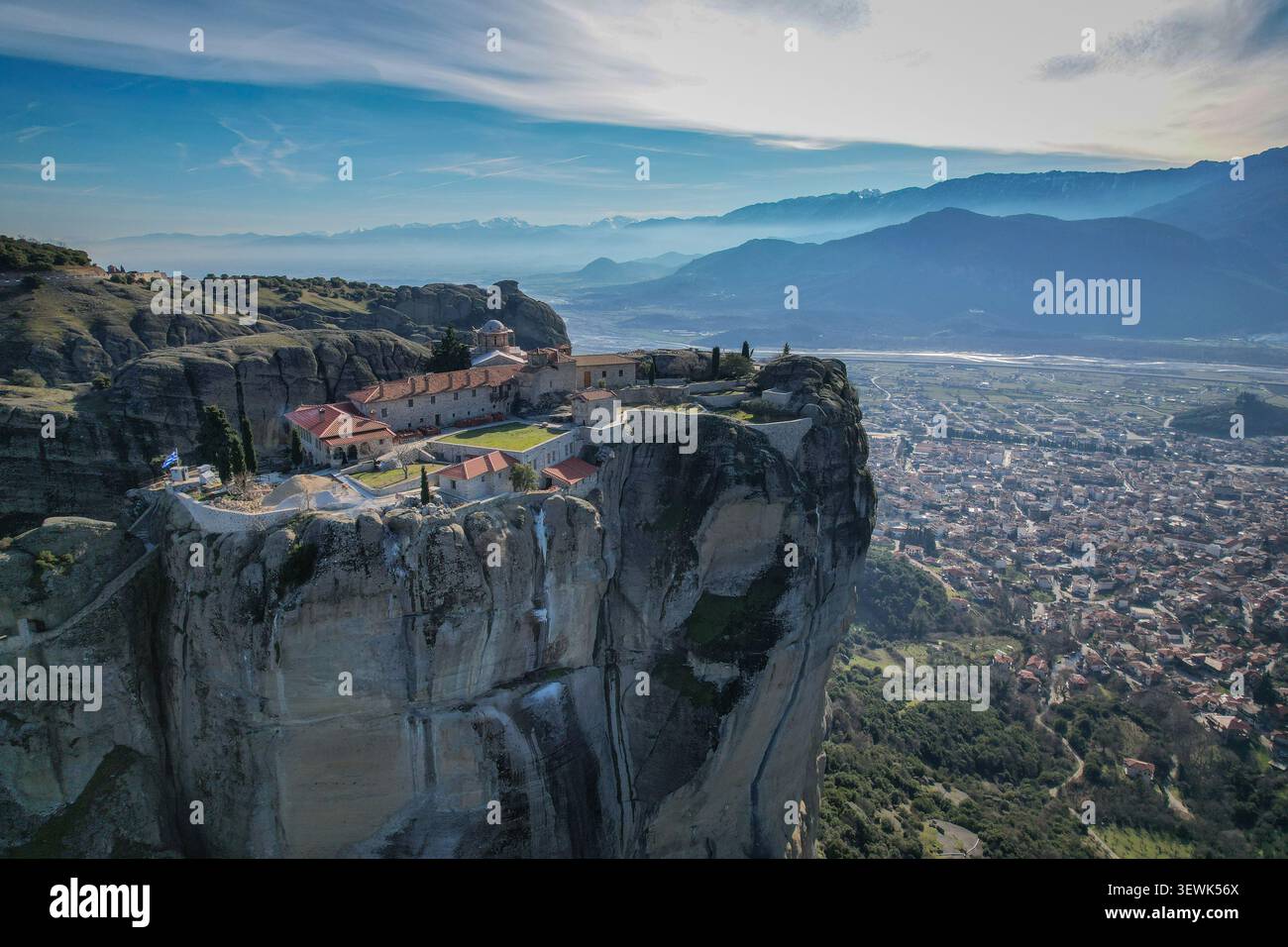 Une vue aérienne capture l'historique monastère Saint de Varlaam dans les Météores, en Grèce, construit au sommet d'un pilier rocheux massif. L'ancien monastère avec sa re Banque D'Images