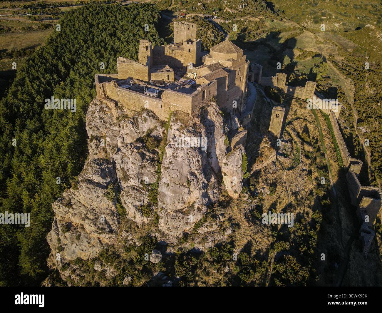 Vue aérienne du château de Loarre, un château roman et une abbaye, situé sur un éperon rocheux dans les pré-Pyrénées de Huesca, Espagne. Cette forteresse médiévale w Banque D'Images