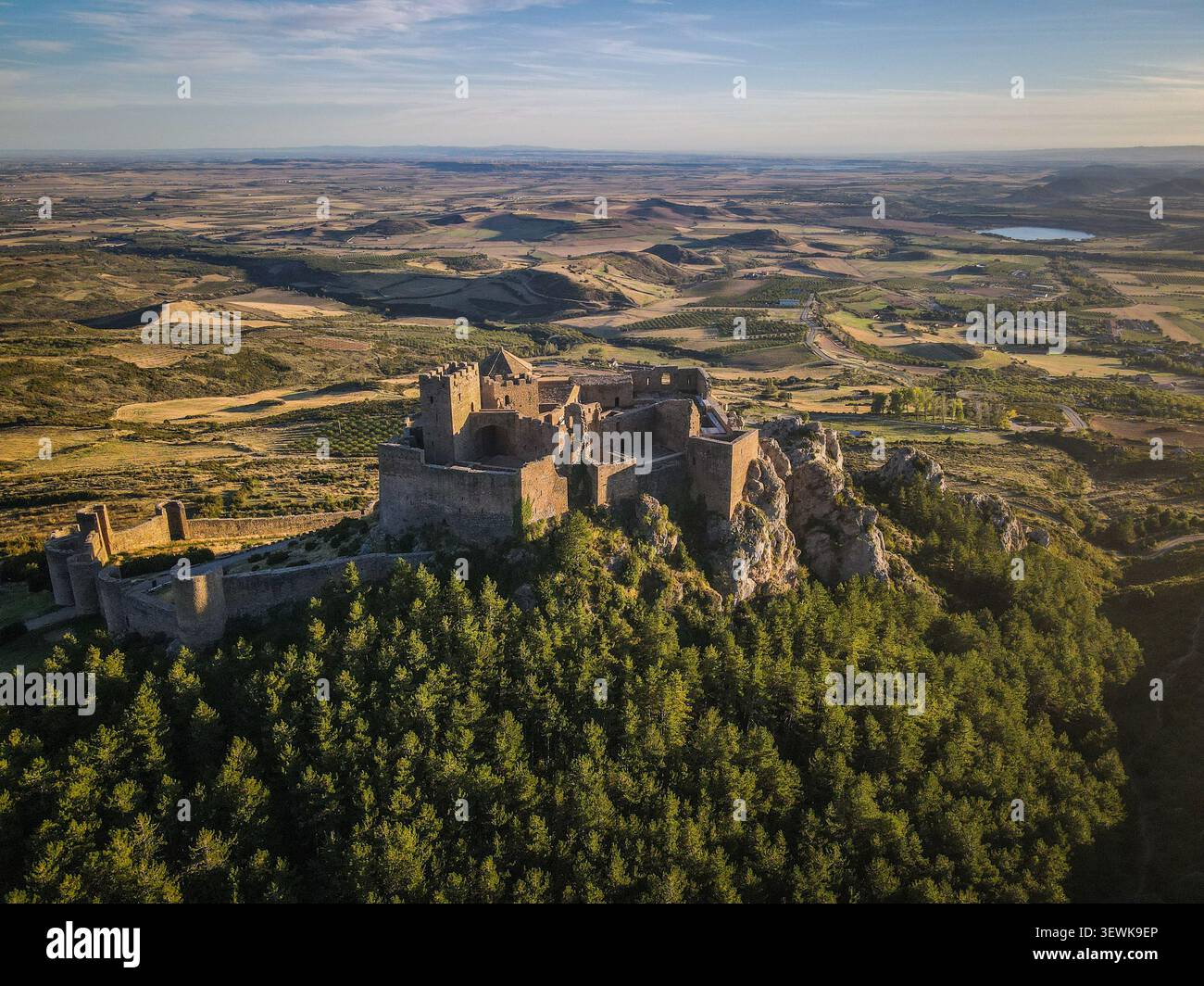 Le château de Loarre, une forteresse romane, est situé sur un éperon rocheux surplombant une forêt de pins et un vaste paysage rural à Huesca, en Espagne. Ceci AE Banque D'Images