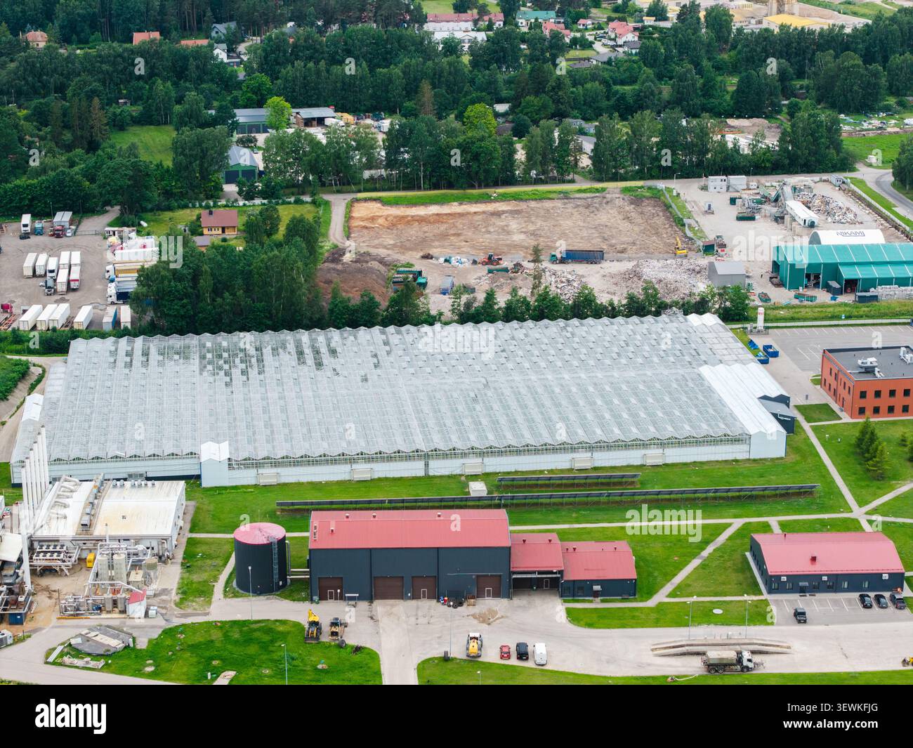 Rumbula, Ropazu novads, Lettonie - 24 juin 2026 : vue aérienne de l'installation de gestion des déchets Getlini EKO avec une grande serre et des bâtiments industriels Banque D'Images
