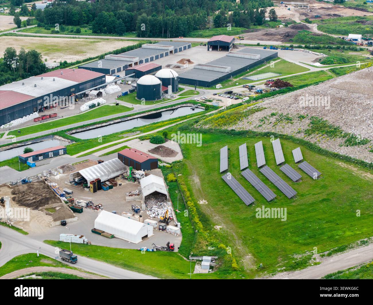 Rumbula, Lettonie - 24 juin 2026 : vue aérienne de vides resursu Centrs installation de gestion des déchets avec bâtiments industriels, panneaux solaires, et Banque D'Images