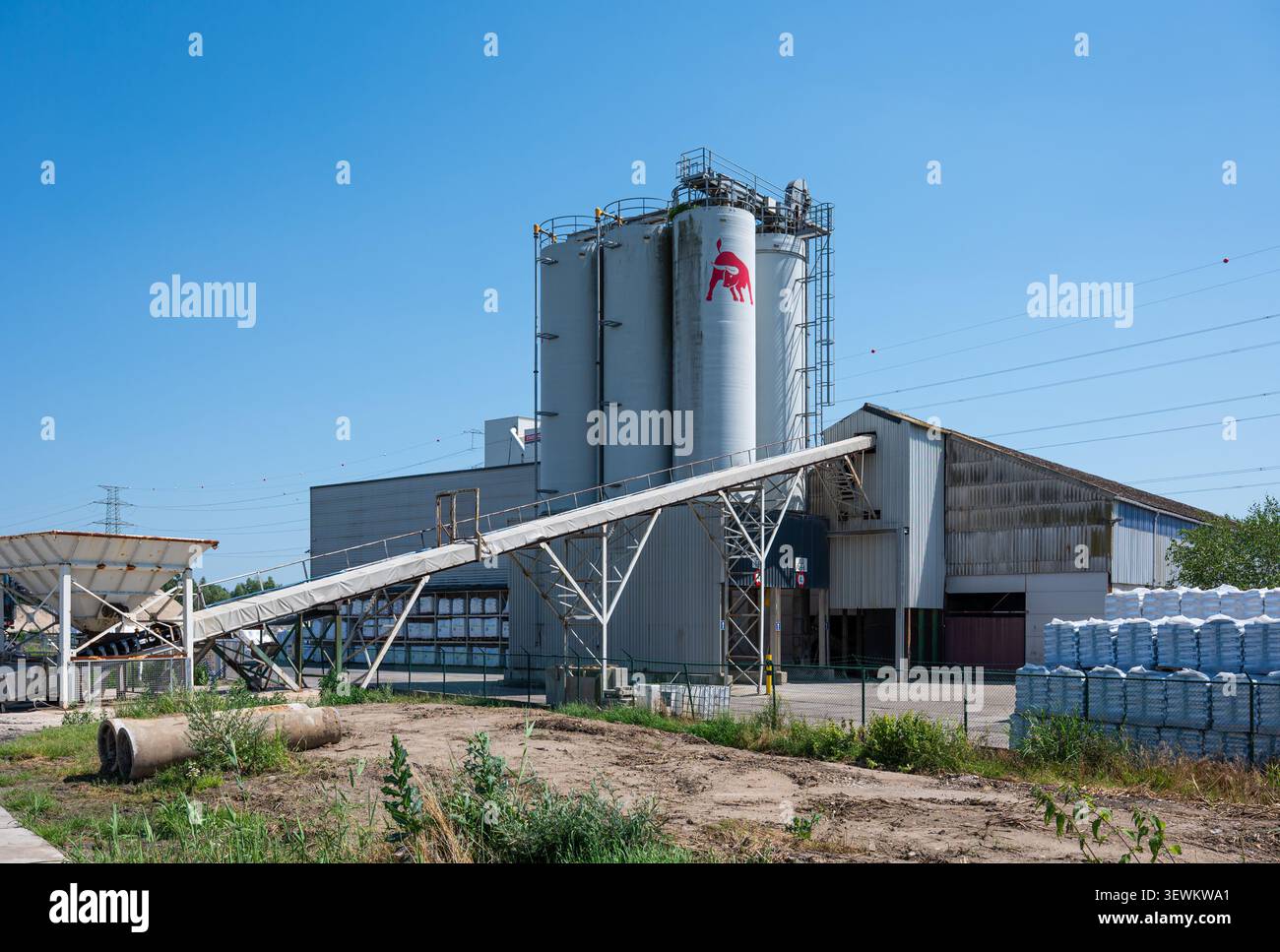 Un logo de taureau rouge stylisé de K+S Kali est affiché sur un silo industriel à Grobbendonk. L’entreprise fournit des produits minéraux et des engrais pour l’agriculture Banque D'Images