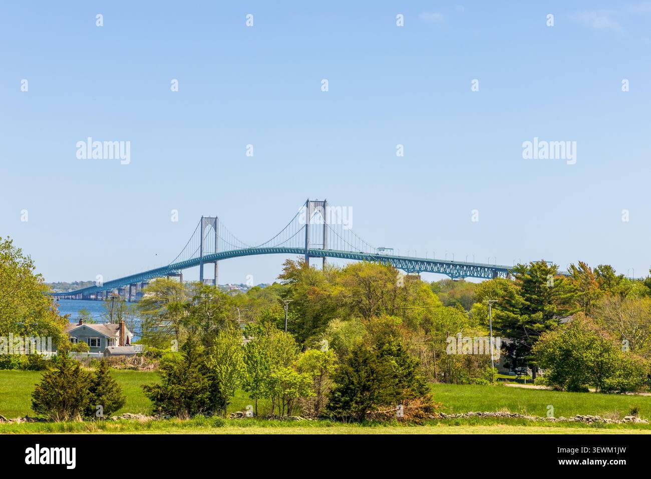 Pont de Newport vu depuis le parc d'État de Beavertail dans le Rhode Island Banque D'Images