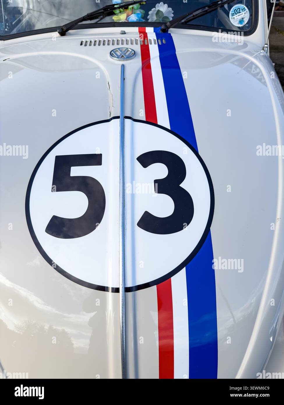 Avant d'un coléoptère volkswagen blanc avec décoration herbie avec numéro 53 et rayures rouges et bleues Banque D'Images