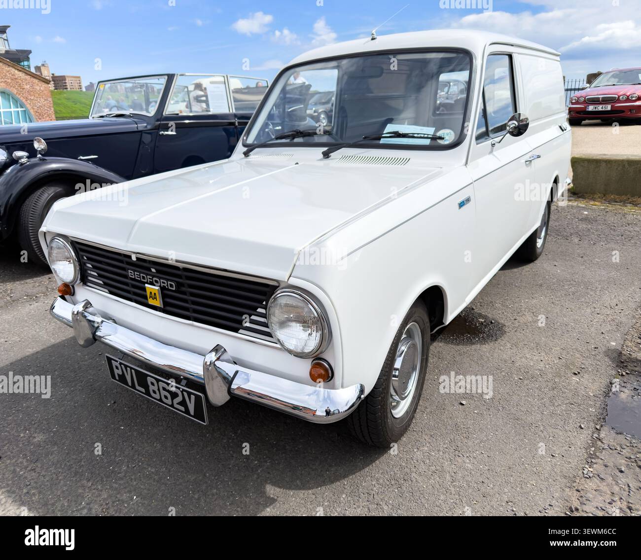 Fourgon blanc Bedford HA exposé lors d'un salon de véhicules classiques en plein air au Royaume-Uni - Image de stock capturée avec un smartphone