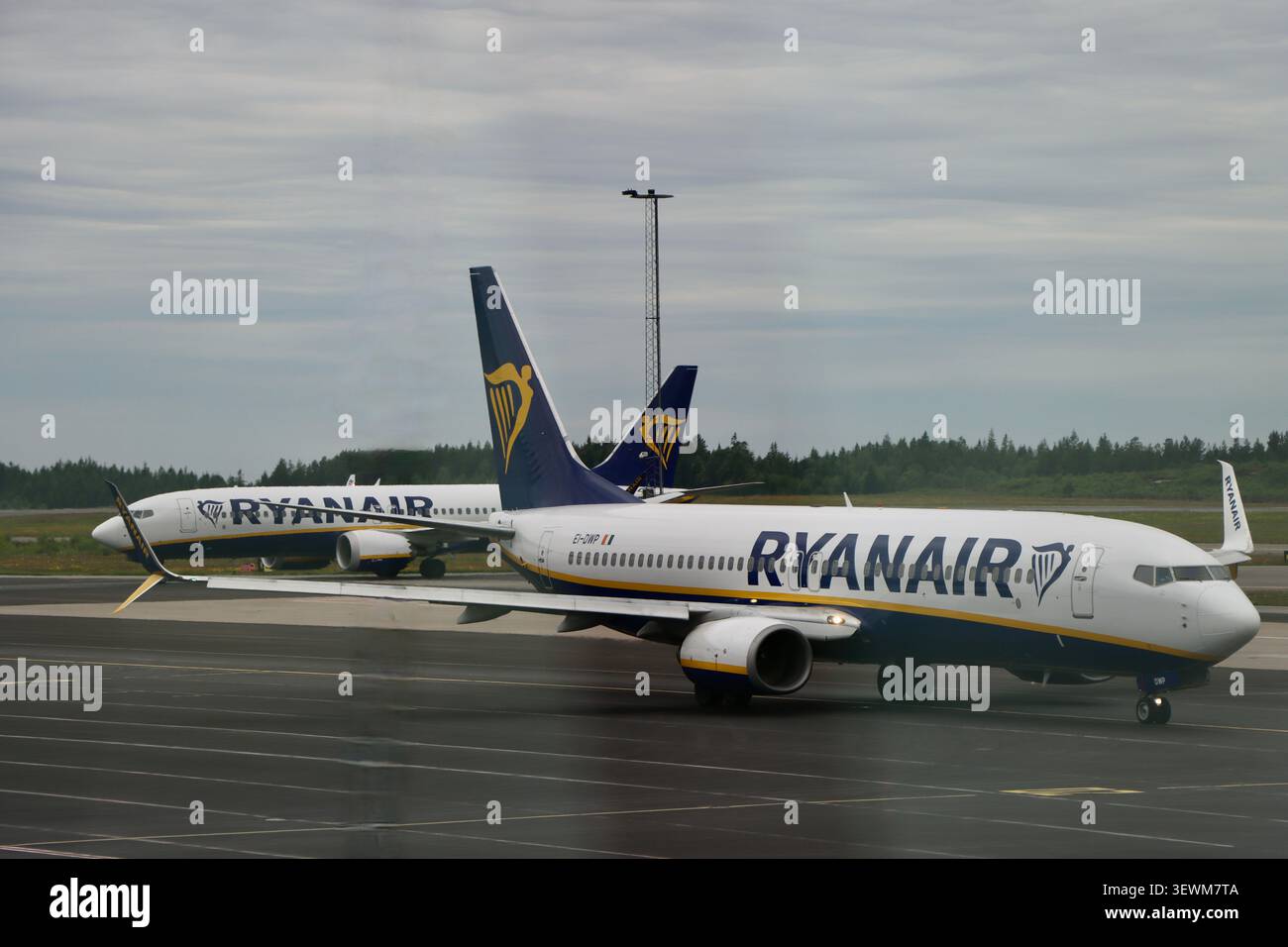 Deux avions Ryanair à l'aéroport de Gothenburg Landvetter, Suède, le 23 juin 2026 Banque D'Images