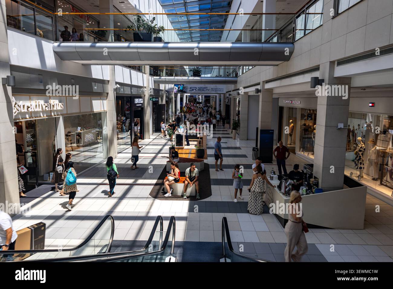 PODGORICA, MONTÉNÉGRO – 27 JUIN 2026 : vue intérieure du centre commercial Big Fashion à Podgorica, montrant des gens assis et marchant entre les magasins Banque D'Images
