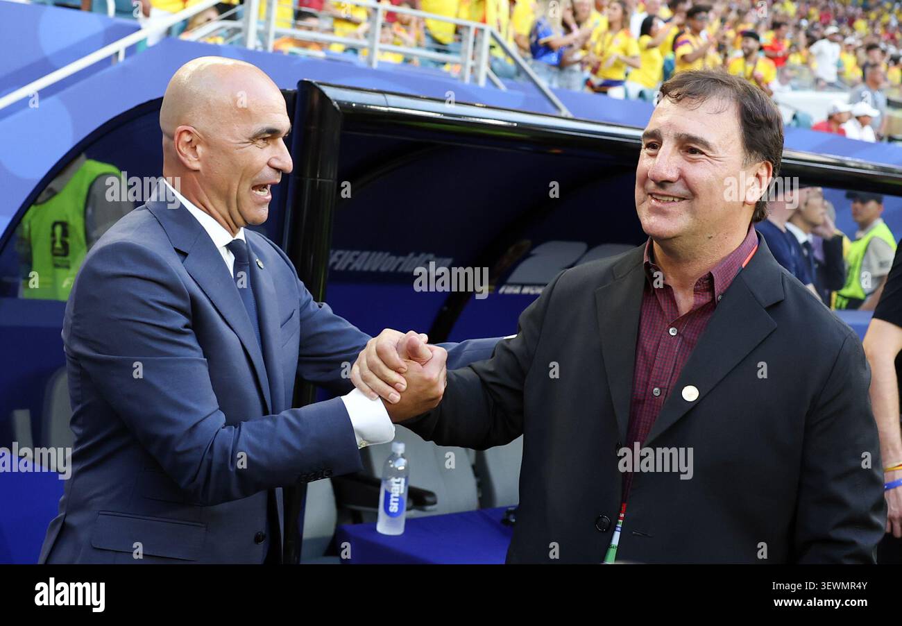 Miami, États-Unis. 27 juin 2026. Roberto Martinez (G), entraîneur-chef du Portugal, serre la main de l'entraîneur-chef colombien Nestor Lorenzo avant le match de groupe K entre la Colombie et le Portugal lors de la Coupe du monde de la FIFA 2026 au Miami Stadium, Miami, États-Unis, le 27 juin 2026. Crédit : Zhang Chen/Xinhua/Alamy Live News Banque D'Images