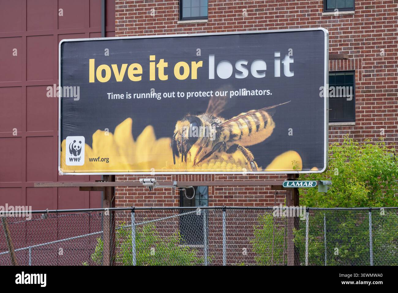 Duluth, Minnesota. Panneau de protection pour pollinisateurs. Aimez-le ou perdez-le. Banque D'Images