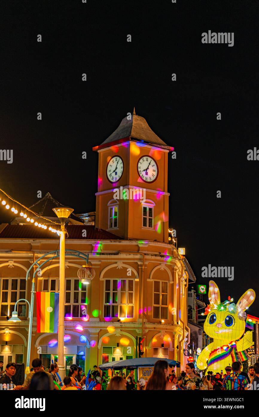 Phuket, Thaïlande. 27 juin 2026 : photographie de nuit de la tour de l'horloge de la vieille ville de Phuket pendant le Festival de la fierté avec éclairage arc-en-ciel, décorati festif Banque D'Images
