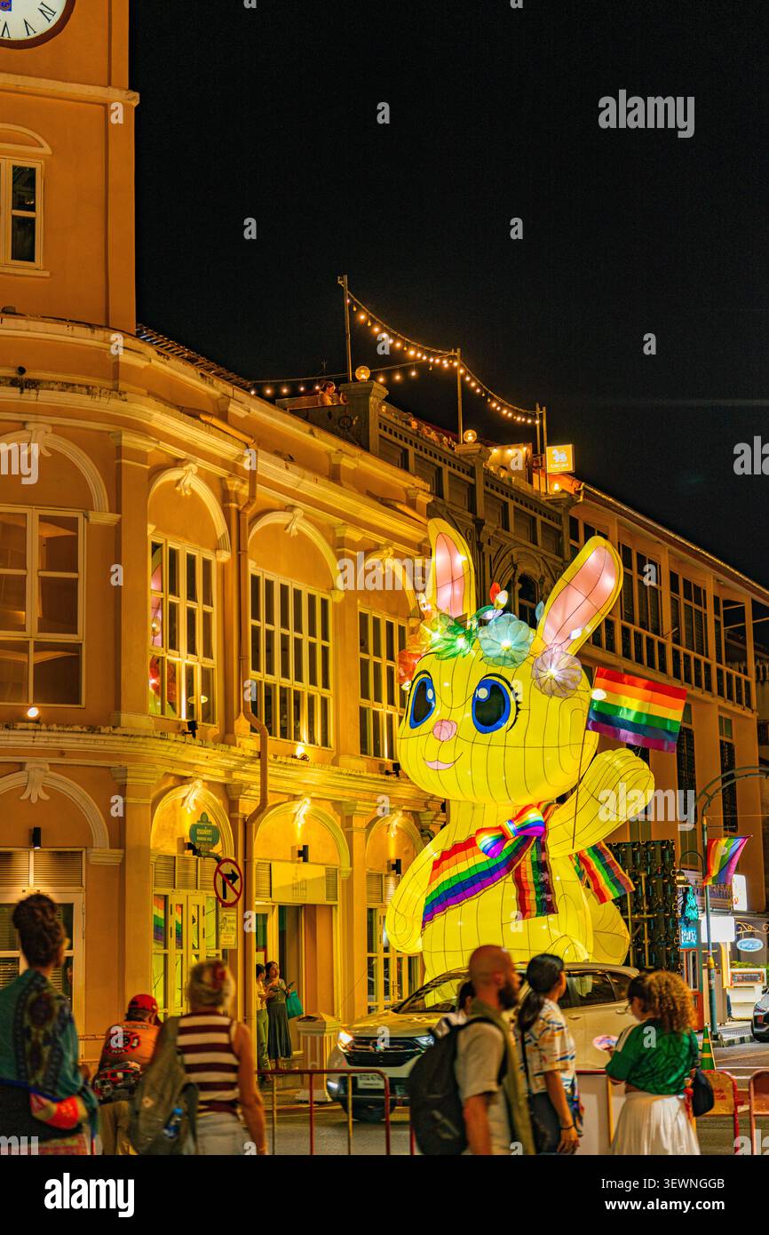 Phuket, Thaïlande. 27 juin 2026 : scène nocturne colorée capturant la tour de l'horloge historique dans la vieille ville de Phuket illuminée avec des lumières arc-en-ciel comme visi Banque D'Images