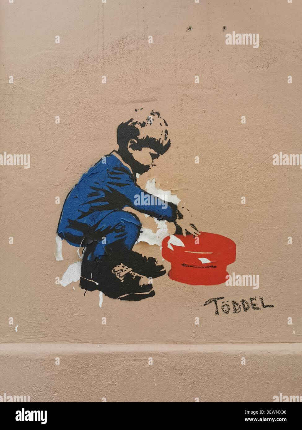 Art urbain au pochoir politique de Donald Trump par l'artiste graffiti norvégien Toddel sur un mur de la ville dans le quartier historique de Kazimierz à Cracovie, Pologne. - Image de stock capturée avec un smartphone