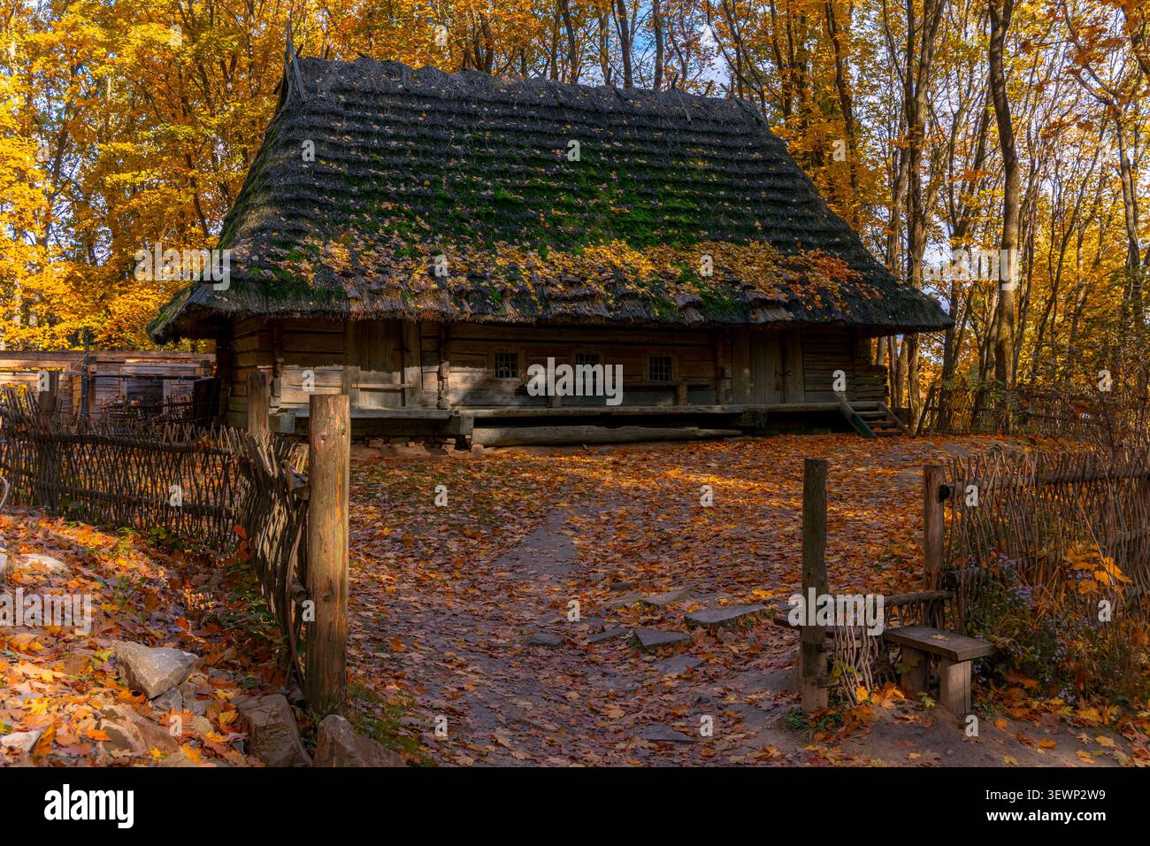 Village chalet rural maison en rondins dans la tradition architecturale ukrainienne Banque D'Images