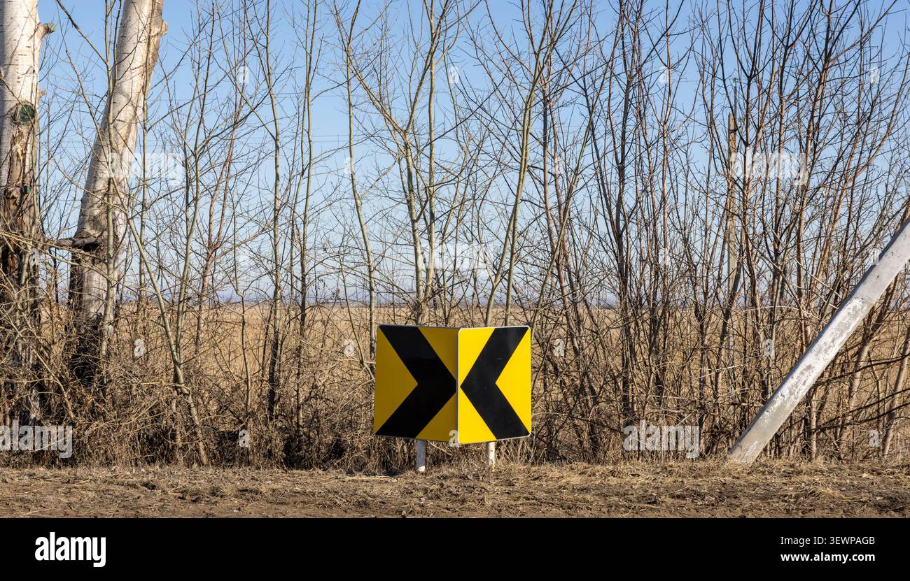 panneau de signalisation routière, flèche noire sur fond jaune, panneau indiquant un détour Banque D'Images