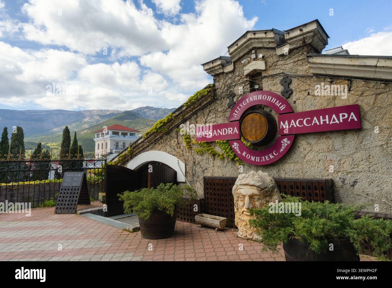 L'entrée du célèbre complexe de dégustation de vins Massandra sur fond de montagnes pittoresques. Banque D'Images